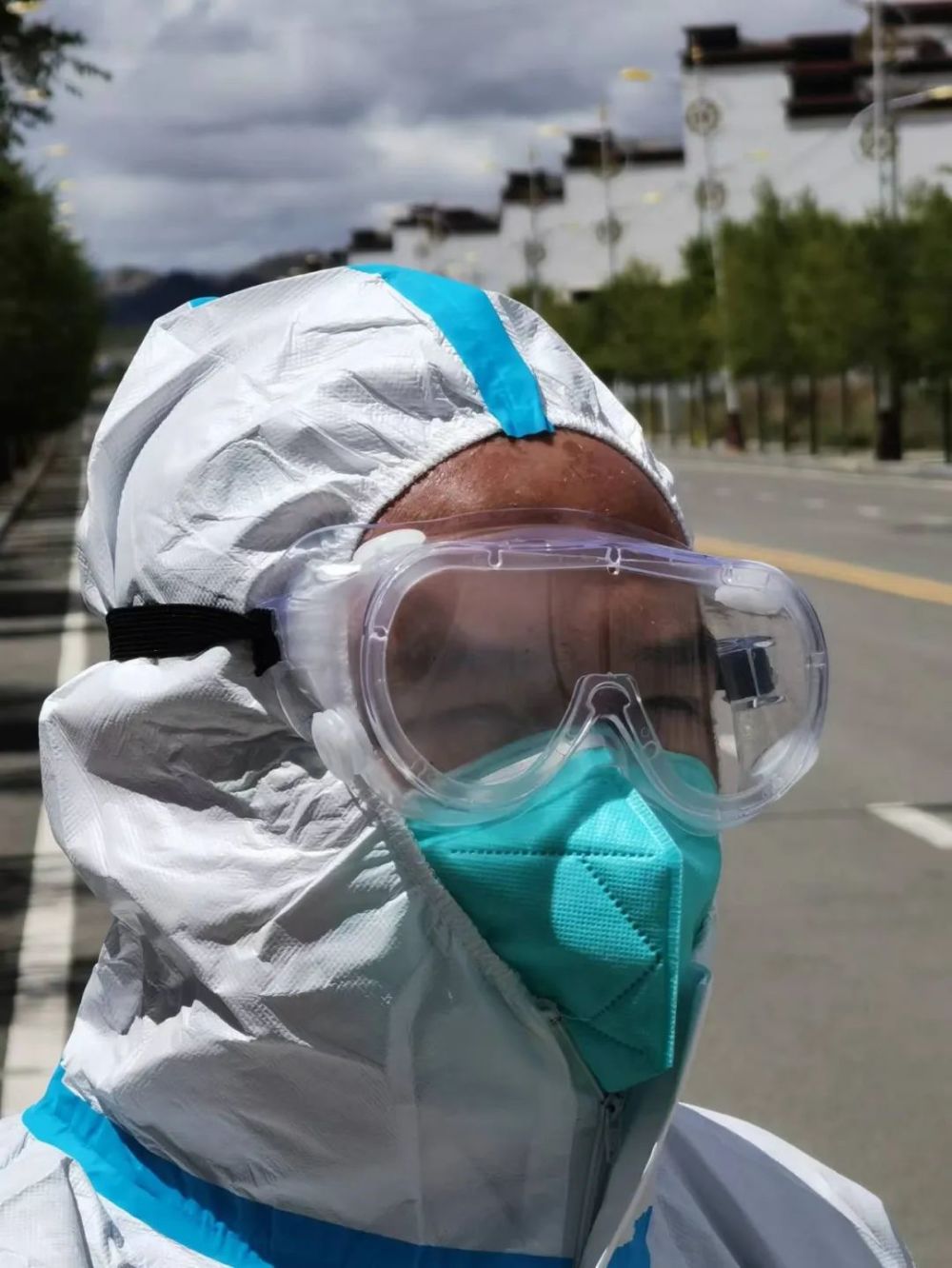 一千多个小时的日夜坚守,只为最后胜利"这两天气温高,穿上防护服后