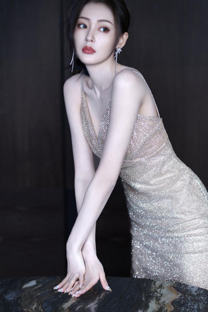 张天爱车内写真,终于明白她为啥能一炮而红!眼神在她身上移不开插图8