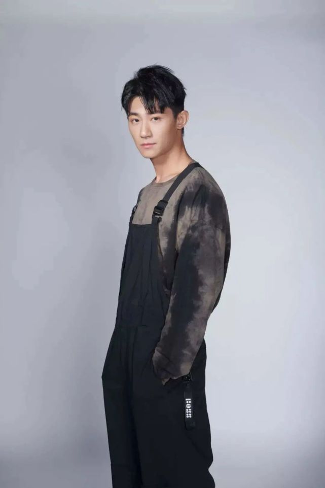 现年24岁的李泽,身高181cm,来自北京,因为长得黑被粉丝称为"黑泽",也