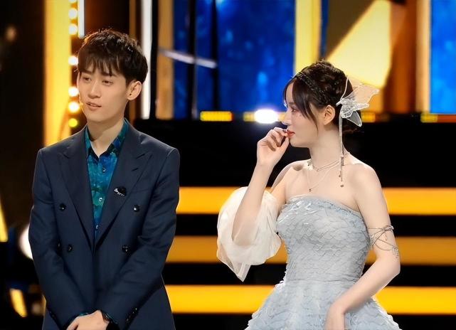 天赐活动上公开新女友,女陪玩女网红要哭死,对象是辣辣?_腾讯新闻