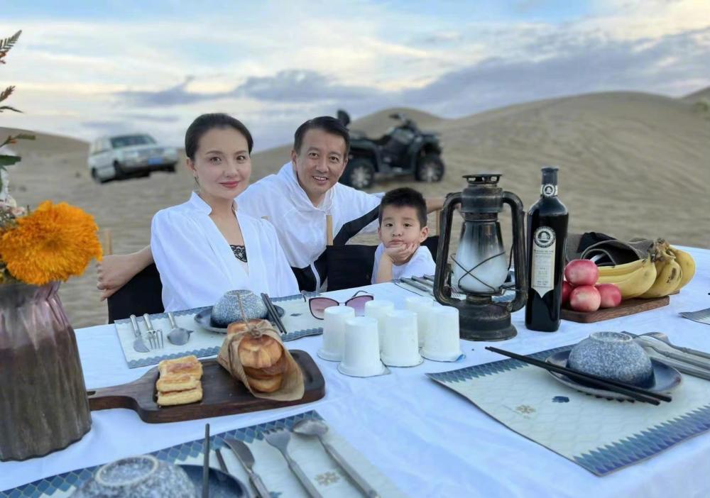孙茜晒一家三口沙漠聚餐照庆祝结婚九周年力破家暴传闻