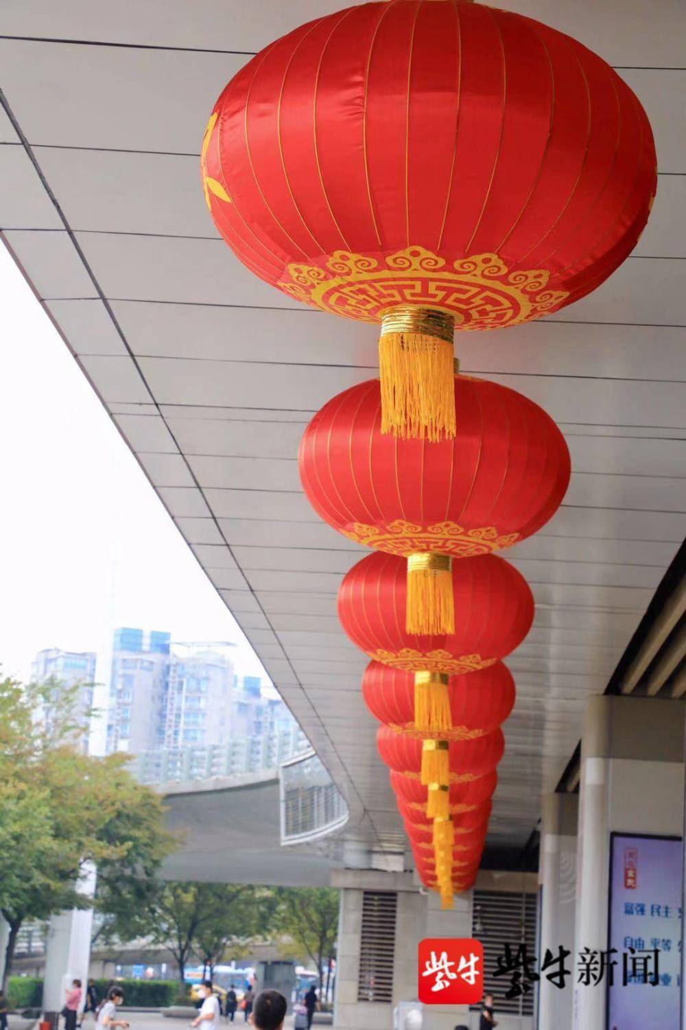 南京火车站大红灯笼高高挂喜气洋洋迎国庆