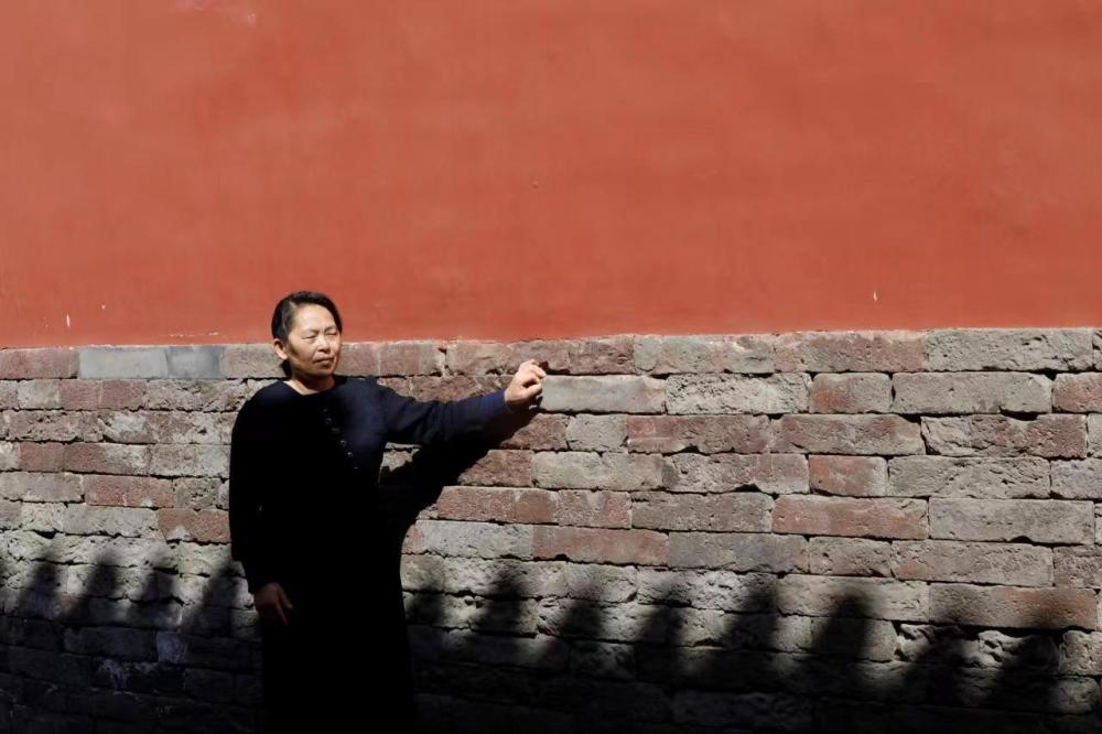 对话北京写字楼“清洁工画家”：拿拖把是为生计，拿画笔才是自己