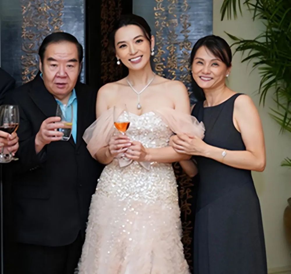 71岁郑则仕现身,皮肤松弛但脸色红润,晚年糖尿病缠身坚持拍戏插图1