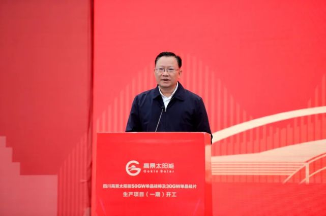 政府的坚强领导和关心支持下,优质高效做好服务保障,与广大企业家一道