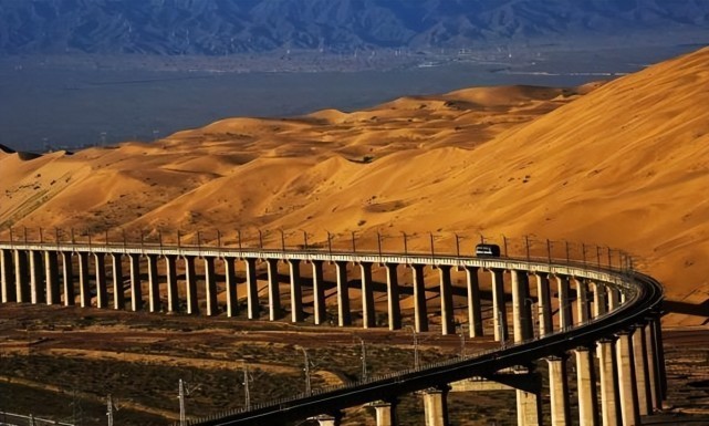耗时9年,总投资140亿,难度不亚于青藏铁路,沿途的风景令人震撼