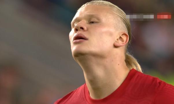 哈兰德无奈摇头,1.5亿巨星状态低迷,神锋对决完败