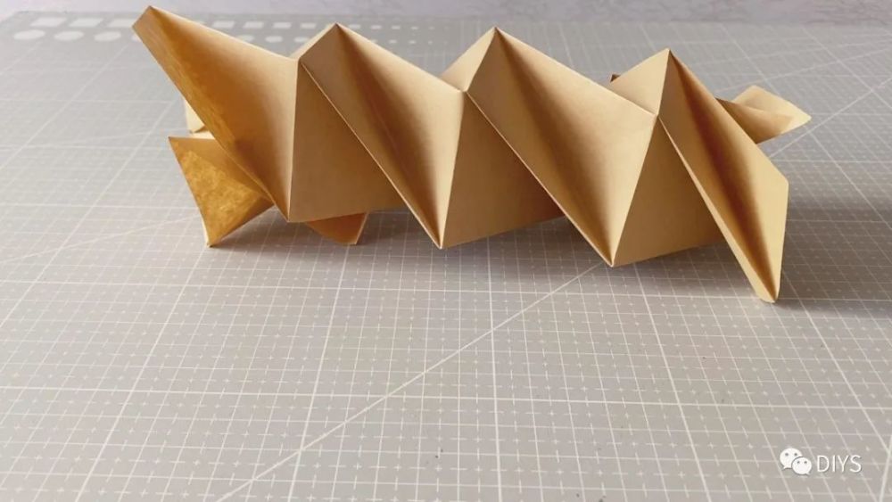 "手工制作"一个非常好玩的弹簧折纸!_腾讯新闻