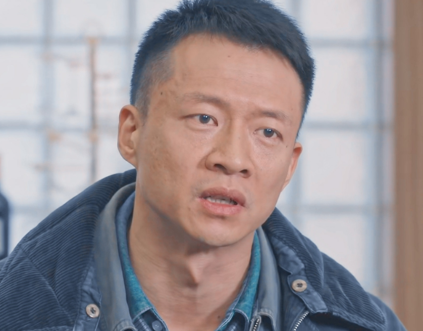 摇身一变,就成懦弱的"王庆来",变成了威严感满满的解放军干部"林征"