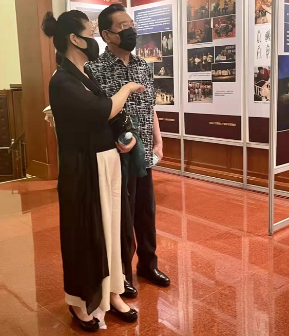 夫妻俩看展的照片,李双江今年83岁,看着气色不错,而梦鸽却苍老了许多