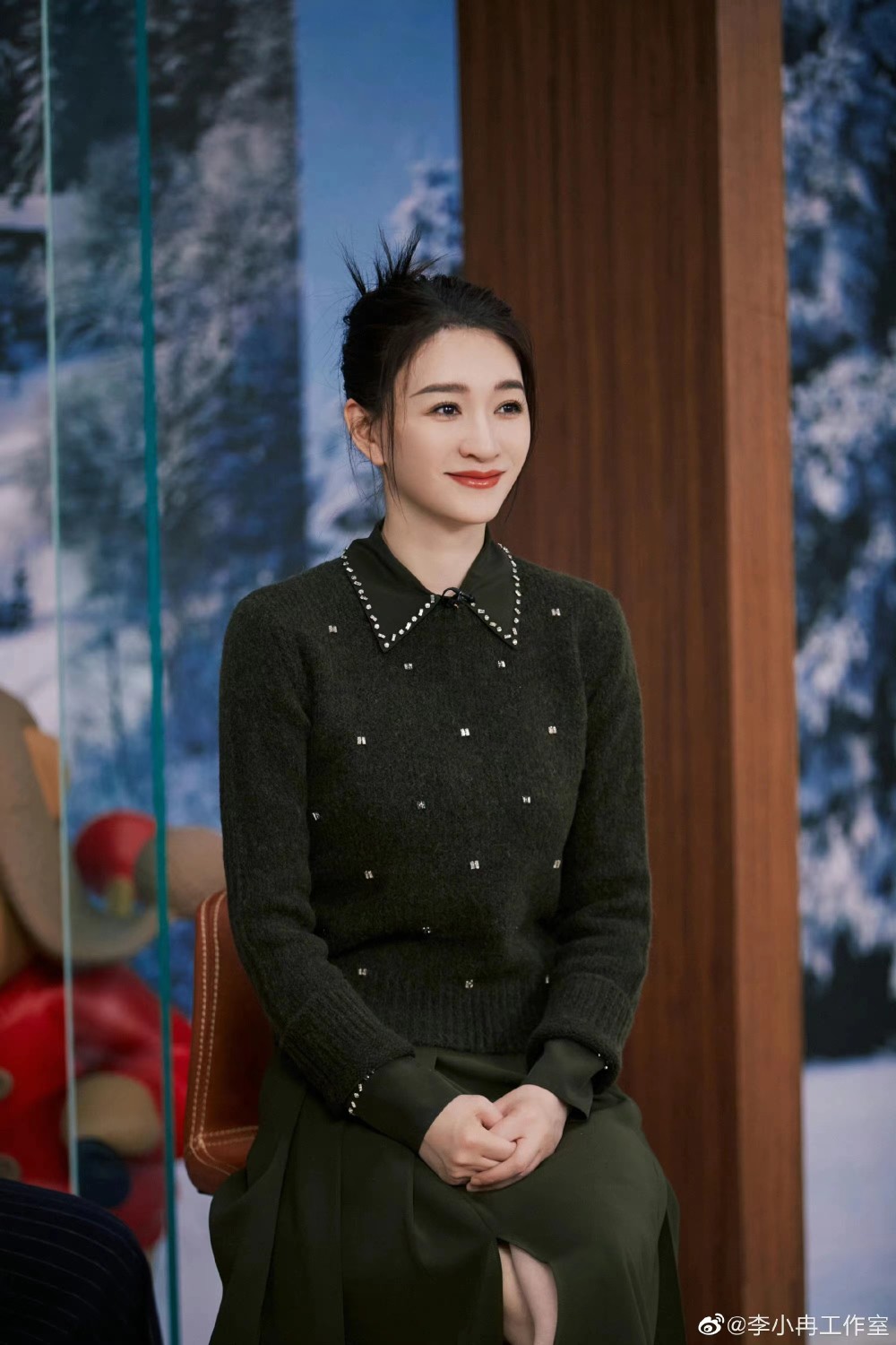 46岁李小冉出席活动,仅仅毛衣搭配丸子头,气质却很出众!插图