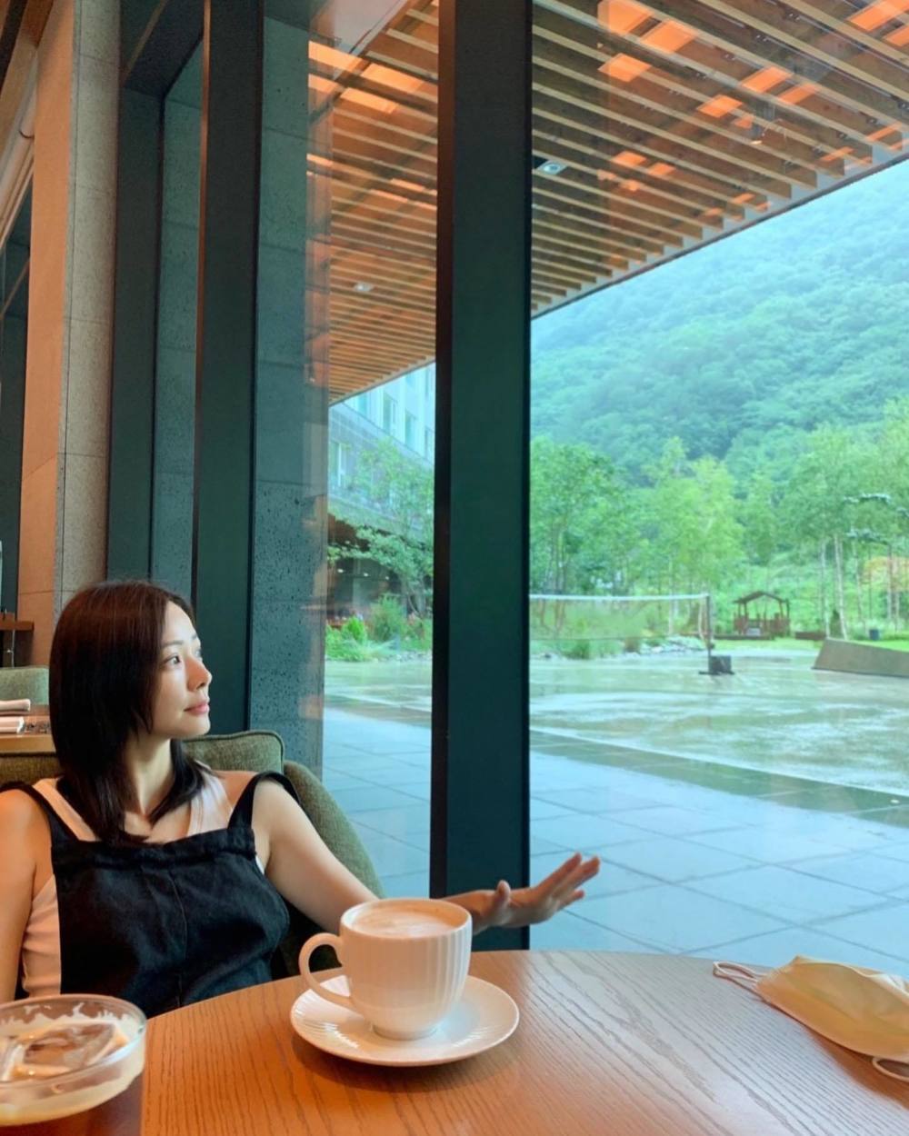 权相佑孙泰英庆祝结婚14周年,看背影犹如新婚始终如一的爱情太甜_腾讯