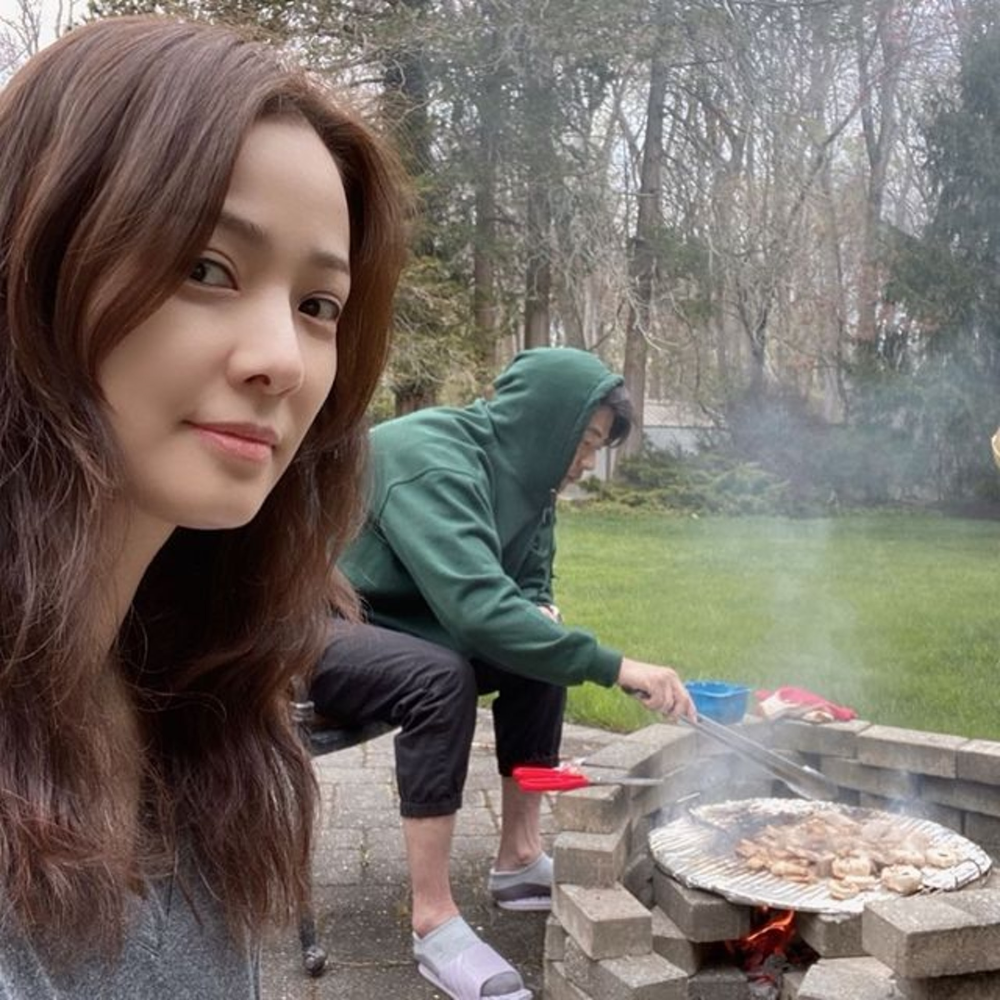 权相佑孙泰英庆祝结婚14周年,看背影犹如新婚始终如一的爱情太甜