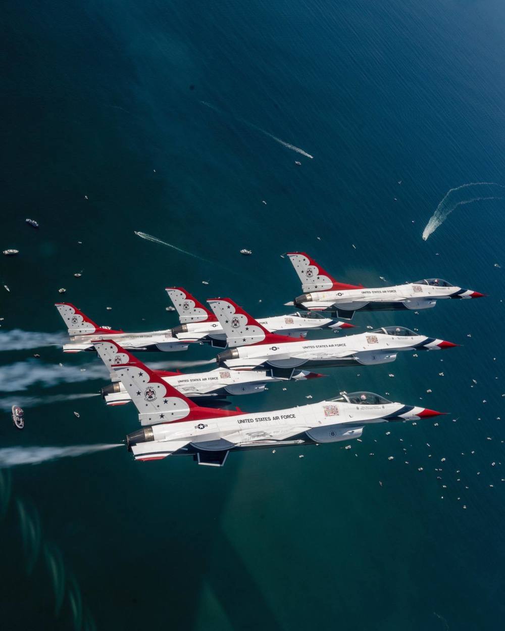 组图：“雷鸟”飞行表演队在太平洋上空进行飞行表演