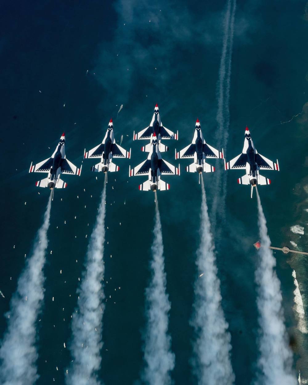 组图：“雷鸟”飞行表演队在太平洋上空进行飞行表演
