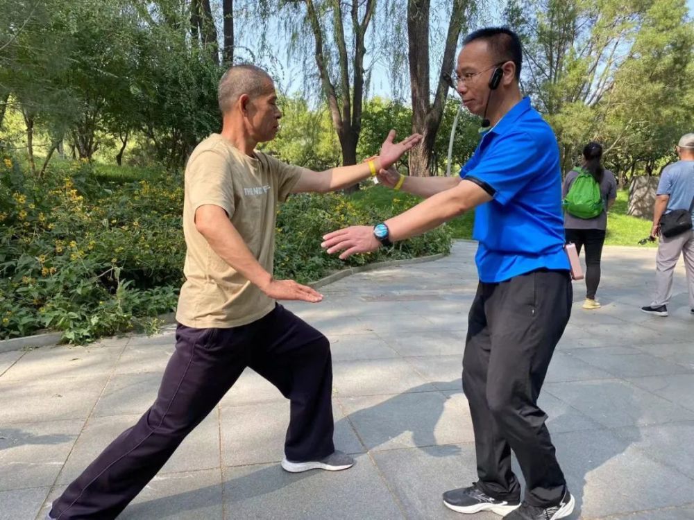 展现名家风采培育传承力量海太协会副会长世界冠军邱慧芳指导24拳队