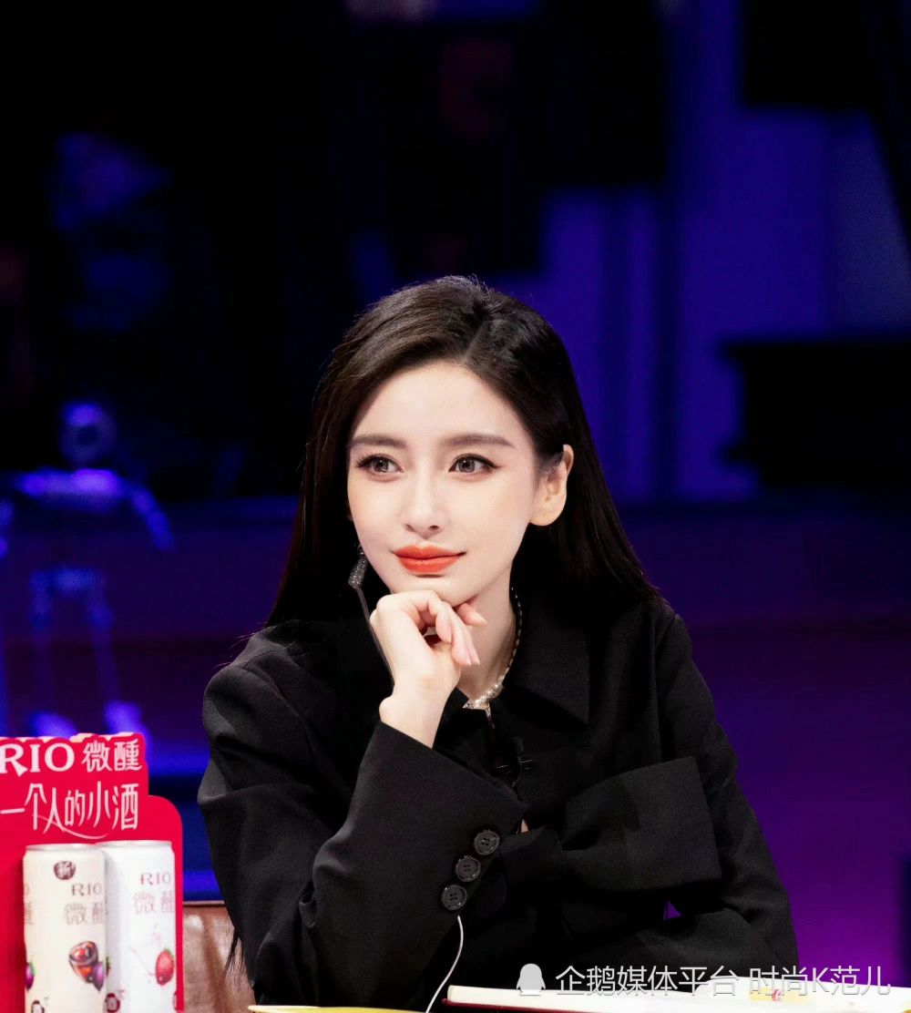 angelababy新造型好美,穿蝴蝶结上衣精致,留黑长直发型优雅!插图