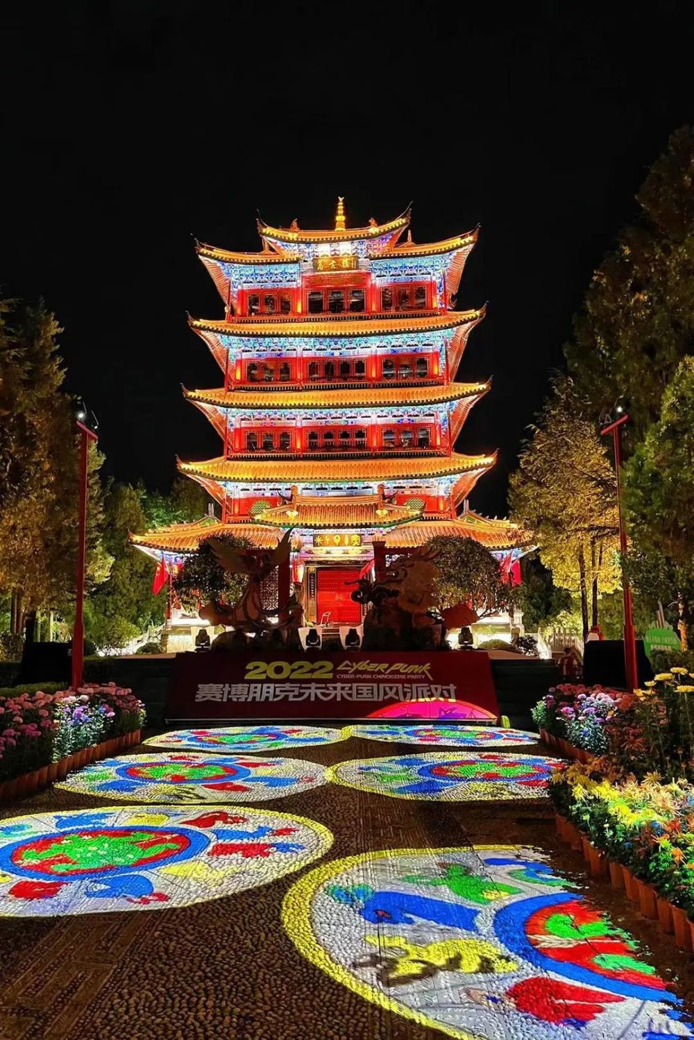 文旅夜游花样玩转丽江古城狮子山