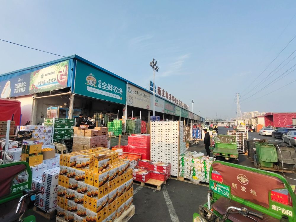 9月28日,记者探访北京新发地农产品批发市场,发现蔬菜,水果,肉类交易