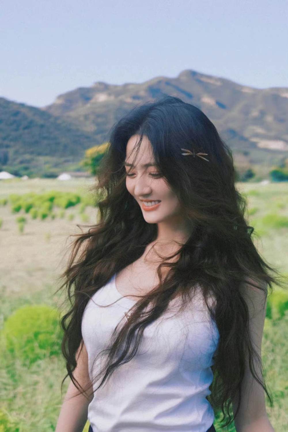 徐璐又换新发型,烫一头波浪大卷发,时髦又显气质!插图2