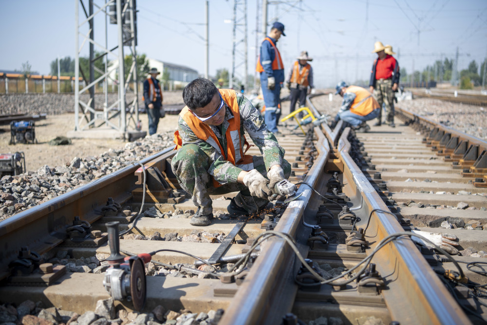 9月28日,中国铁路太原局集团有限公司大同工务段工人在大秦线湖东站