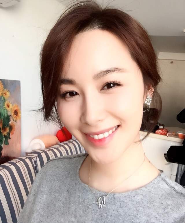 微笑女王李呈媛:恋过钱枫,嫁梅婷前夫获幸福,却被精神障碍打破