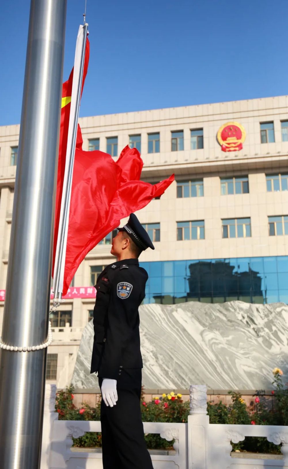 上午8時20分,英姿颯爽的國旗護衛隊隊員護送國旗莊嚴地走向升旗臺