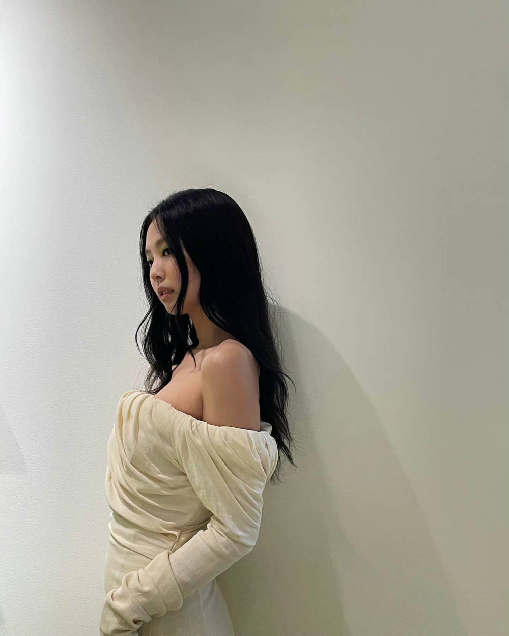 blackpink jennie,大胆露肩裙装,浅绿色眼妆,秀优雅锁骨_腾讯新闻