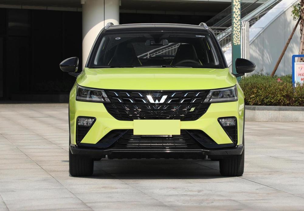 五菱新款银标suv小车上市外观很年轻运动油耗64l568万起