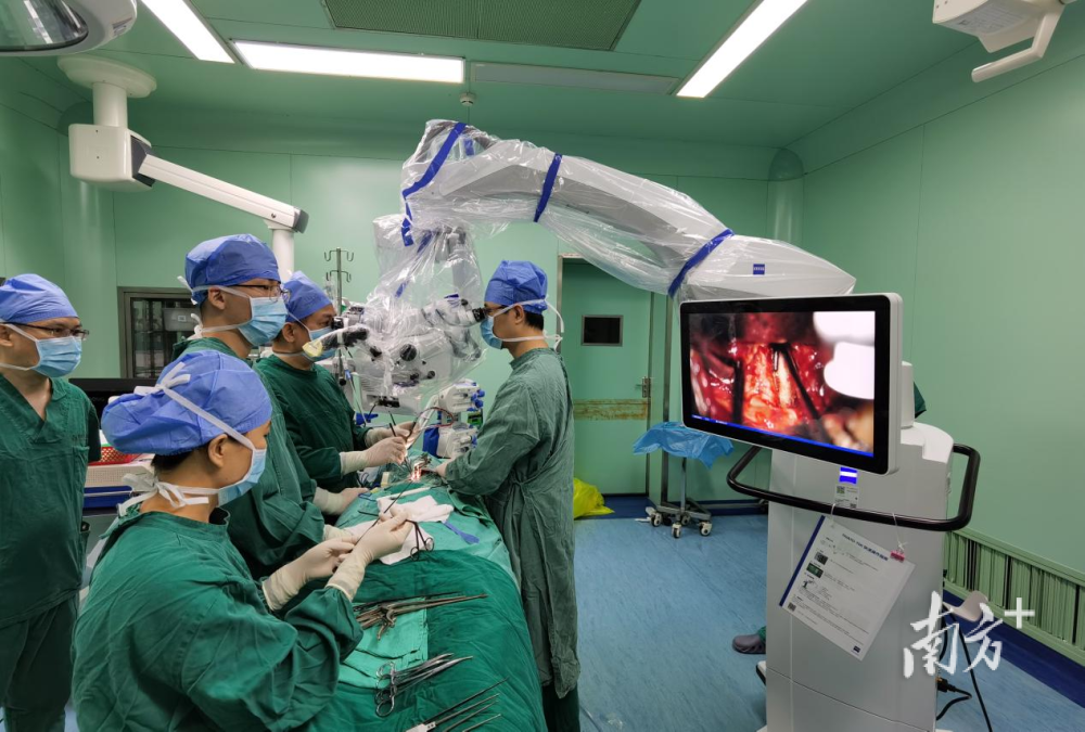 云浮市人民医院脊柱外科步入脊柱显微手术时代