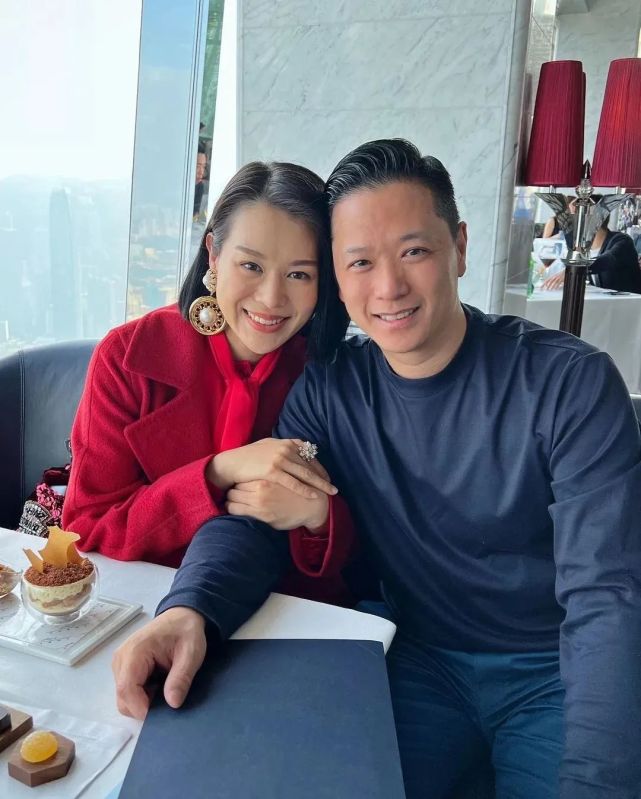 而胡杏儿在《亲爱的生命》里扮演的妇产科主任医生"黄韵玲"有被老公