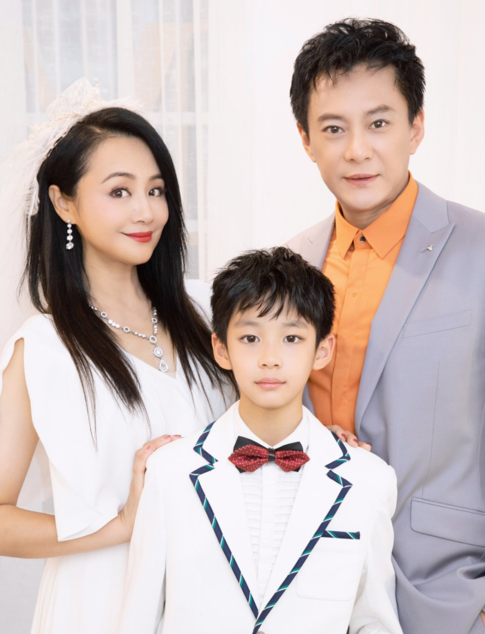 主持人曹颖晒全家福庆祝结婚周年纪念日11岁爱子超帅气