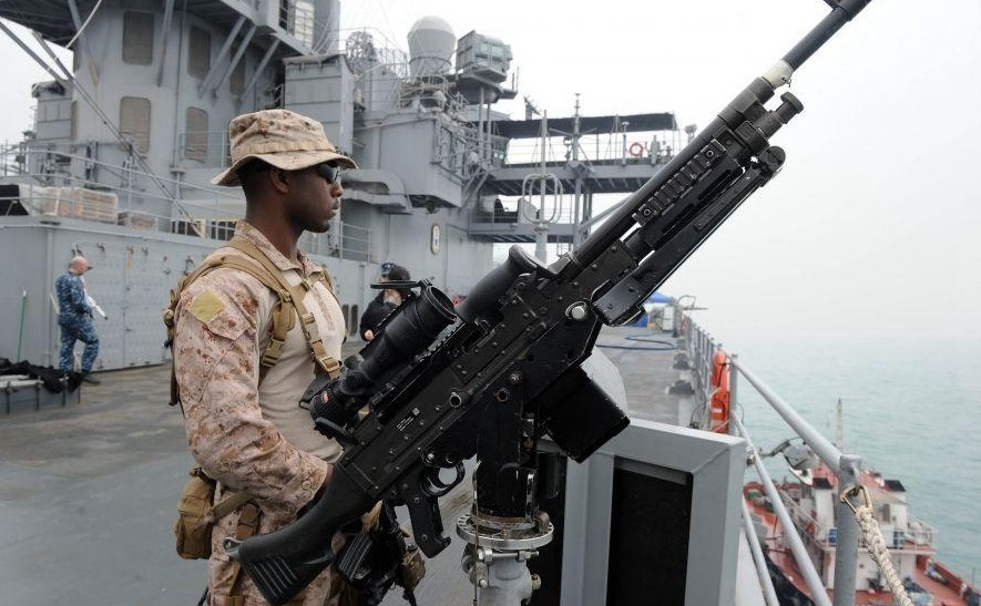 美军最强驱逐舰朱姆沃尔特号,驶入日本港口,舰艏机枪却高度戒备_腾讯