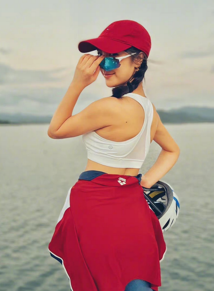 赵奕欢穿运动背心公路骑行大凹造型秀性感翘臀一身紧实肌肉