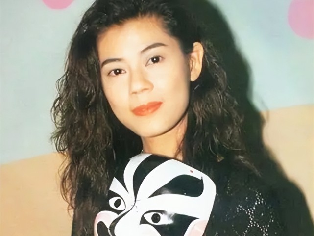 "任盈盈"梁佩玲近况,57岁染红发变化大,病痛缠身需长期服药