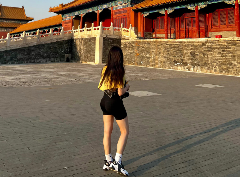 许大茂海一天携妻出游小12岁娇妻穿背心出镜大秀曼妙身材