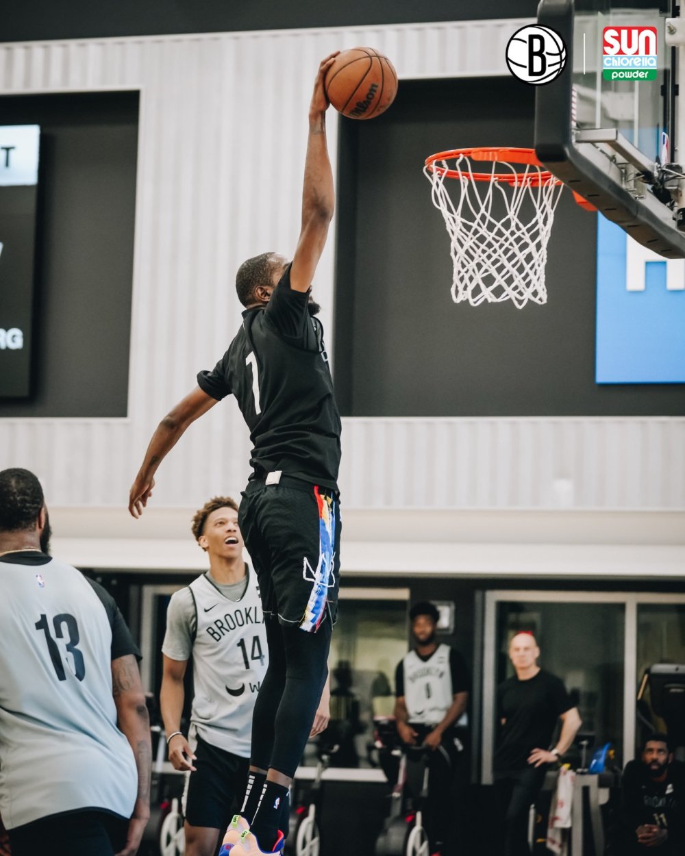 篮网训练赛曝光:杜兰特暴扣本西跳投 西蒙斯坦言喜欢打5号位_腾讯新闻