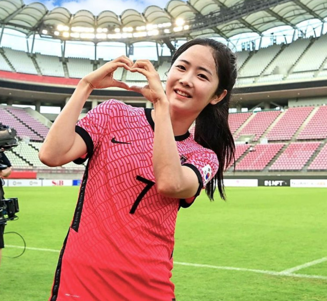 在韩国,李玟娥也被热炒是女神,因此李玟娥的在东亚女足圈,实力还不是