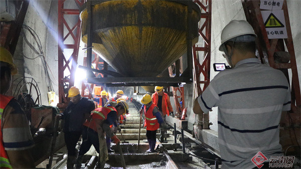 大瑞铁路保山隧道无砟轨道施工全部完成