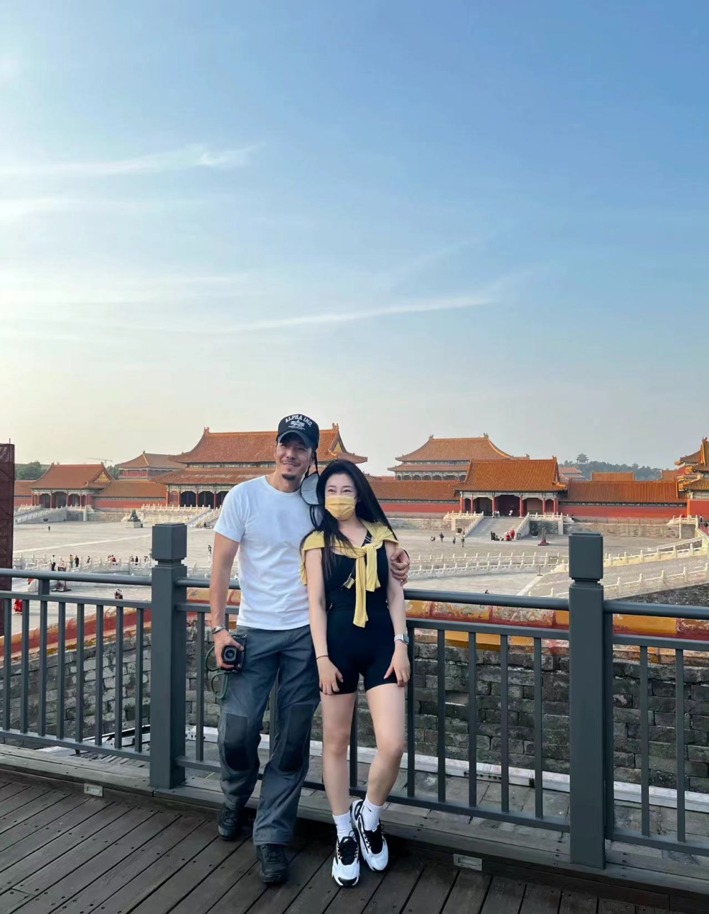 51岁海一天携妻同游故宫秀恩爱老婆背千元包白皙丰腴美腿瞩目