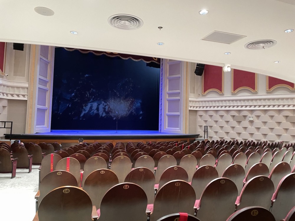 修缮归来后,上海文广演艺集团将兰心大戏院定位为一家喜剧专属剧院.