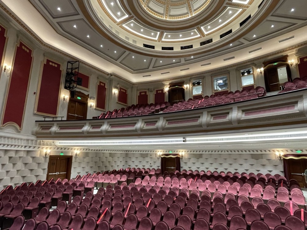 修缮归来后,上海文广演艺集团将兰心大戏院定位为一家喜剧专属剧院.