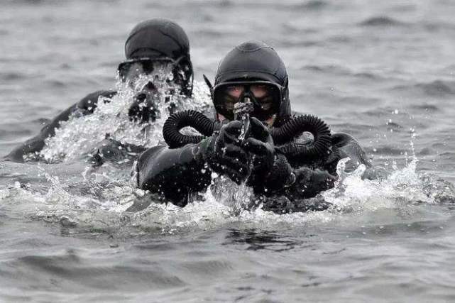 当然最不留痕迹,最安全的方法就是派遣蛙人水下爆破,英国海军在这方面