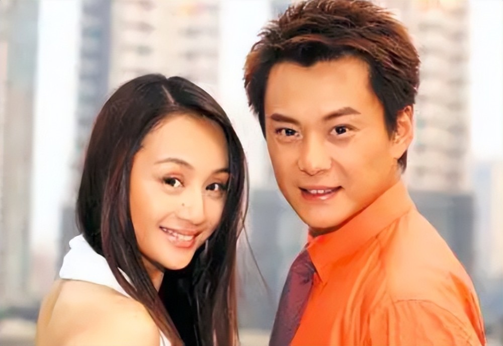 2009年,爱情长跑十几年的曹颖和王斑终于晒出婚纱照,承认结婚喜讯.