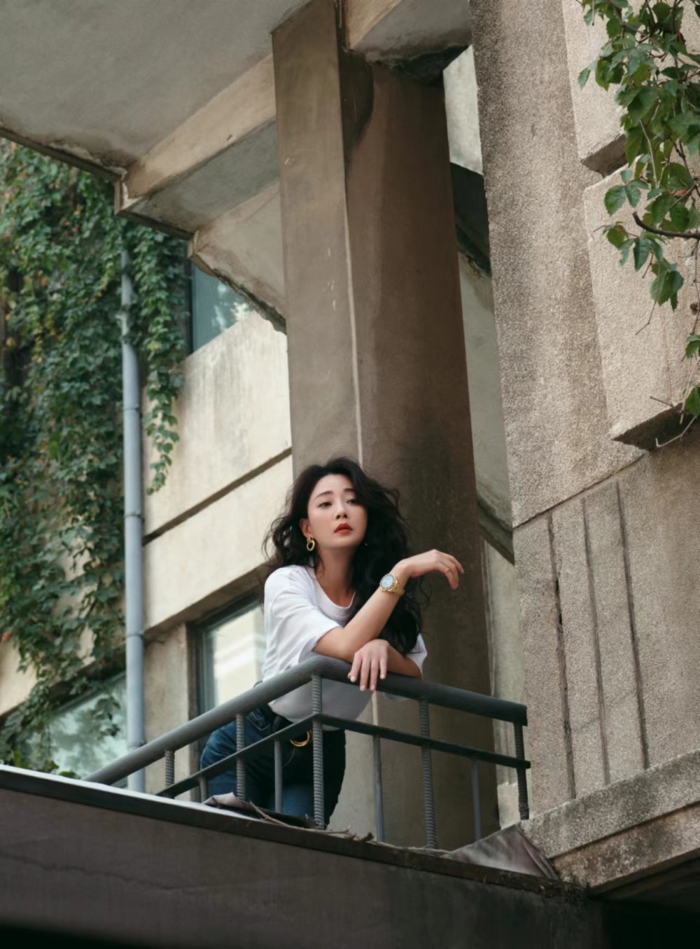 殷桃新戏宣传造型出彩,波浪卷发配大红唇,复古又优雅!插图6