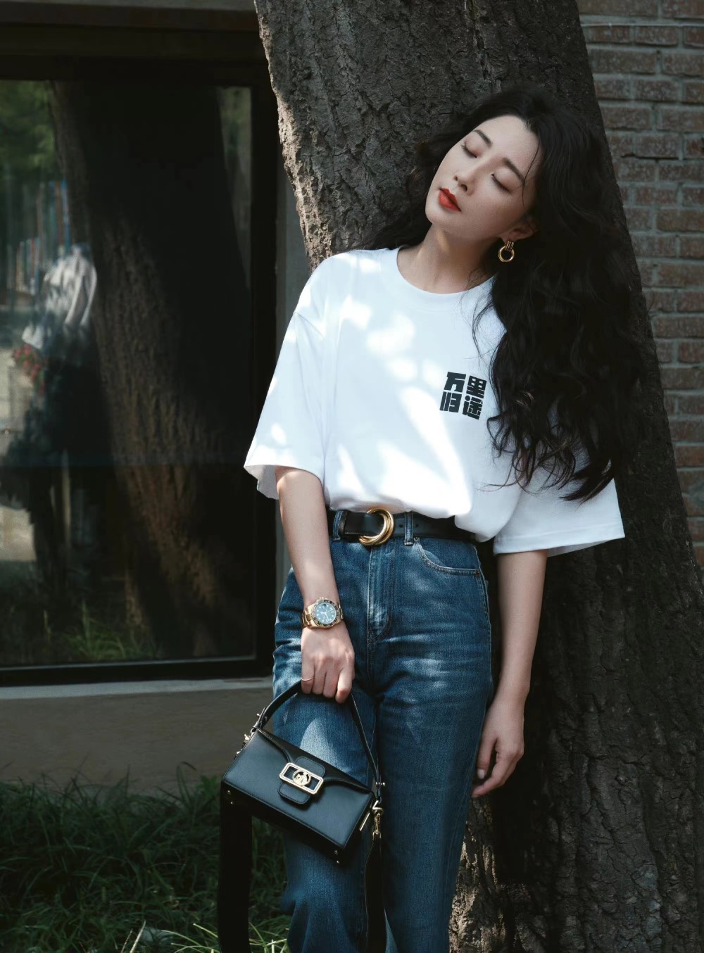 殷桃新戏宣传造型出彩,波浪卷发配大红唇,复古又优雅!插图4