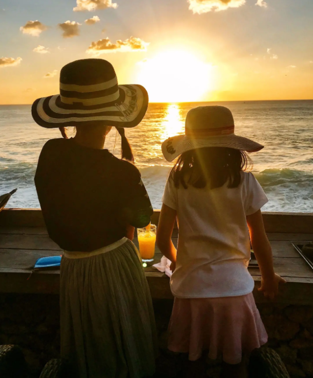 陆毅携妻女出游,一家四口幸福感爆棚,贝儿小叶子颜值超高