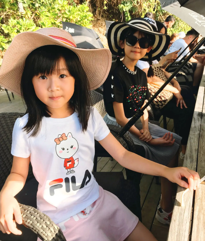 陆毅携妻女出游,一家四口幸福感爆棚,贝儿小叶子颜值超高_腾讯新闻