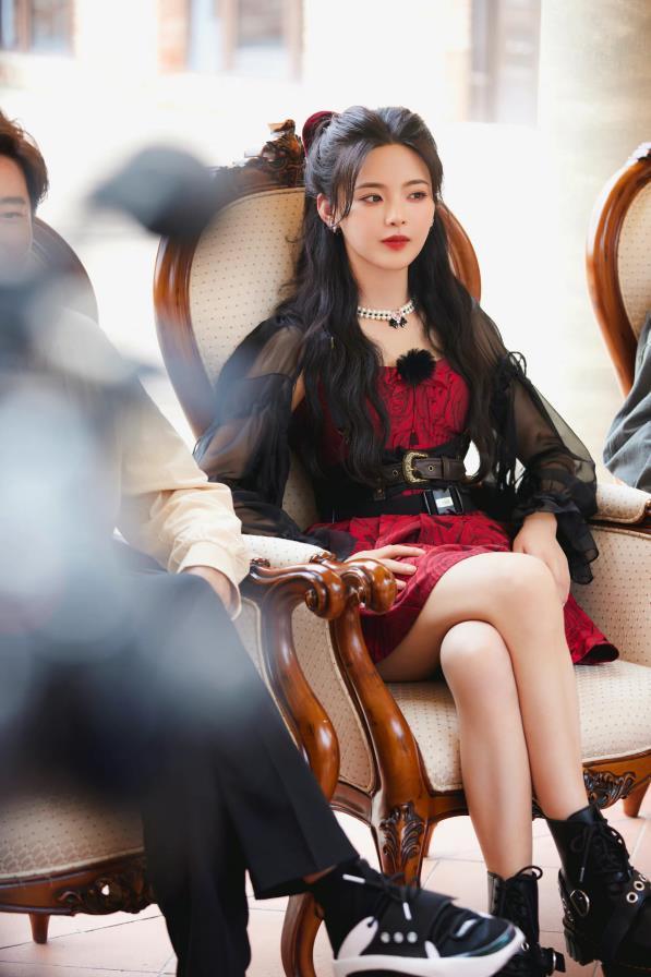 杨超越化身"校花",针织马甲 格纹百褶裙,美得清丽脱俗!插图4