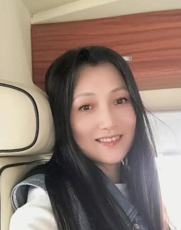 "最美杨贵妃"林芳兵罕曝近照,57岁状态如少女,和儿子像姐弟